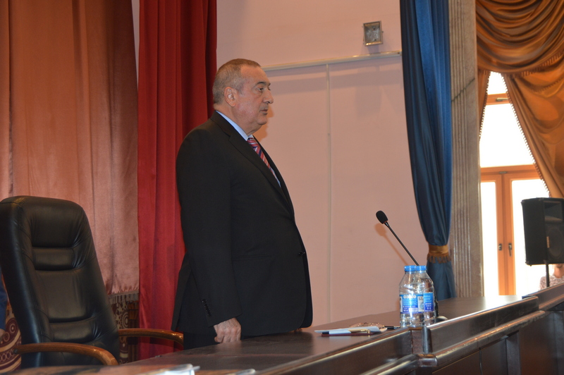 Rektor birinci kurslarla g&ouml;r&uuml;şd&uuml;