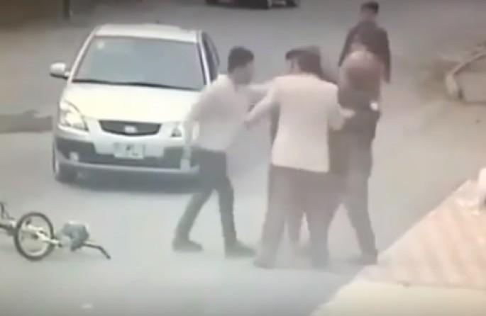 Bakıda velospedlə yolu ke&ccedil;ən uşağı maşın vurdu &ndash; VİDEO