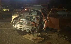 Bərdədə maneəyə çırpılan avtomobilin sürücüsü öldü