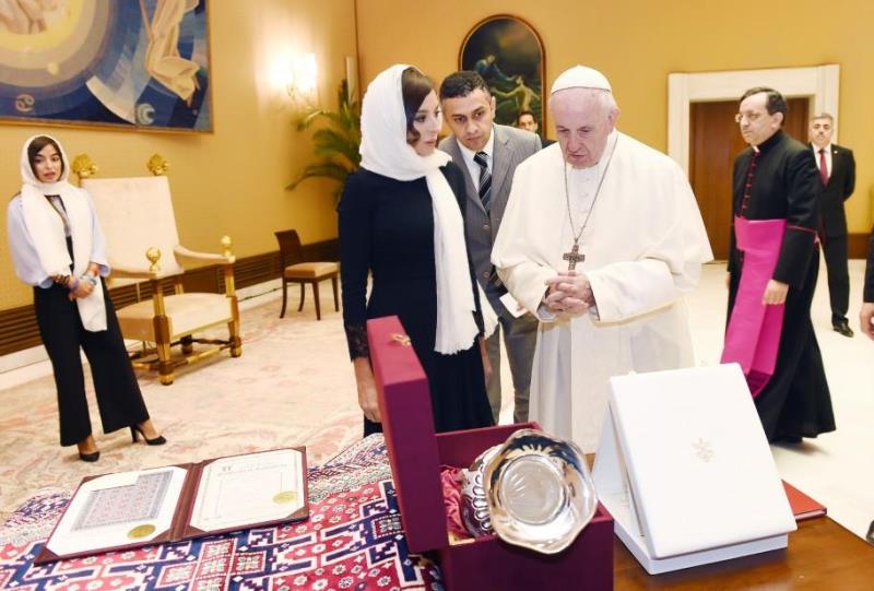 Mehriban Əliyeva Roma Papası ilə görüşdü 