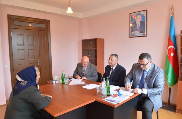 R&ouml;vşən Rzayev Mingə&ccedil;evirdə k&ouml;&ccedil;k&uuml;nlərin şikayətlərini dinlədi