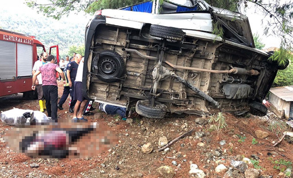 Türkiyədə turistləri daşıyan mikroavtobus aşdı: 3 ölü