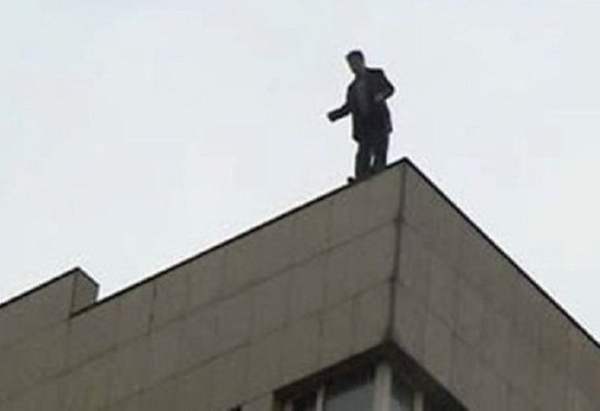 Xırdalanda intihara cəhd - özünü binadan atmaq istədi   