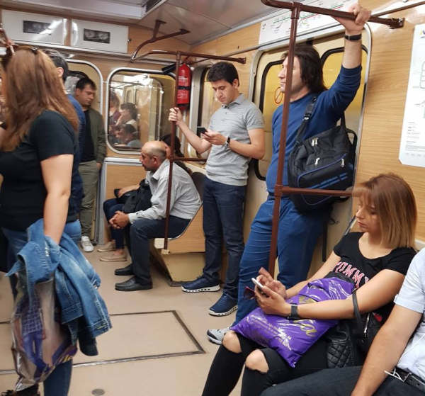 Deputat metroda çəkilən fotosundan danışdı: “Neçə ildir ictimai nəqliyyatdan istifadə edirəm” - FOTO