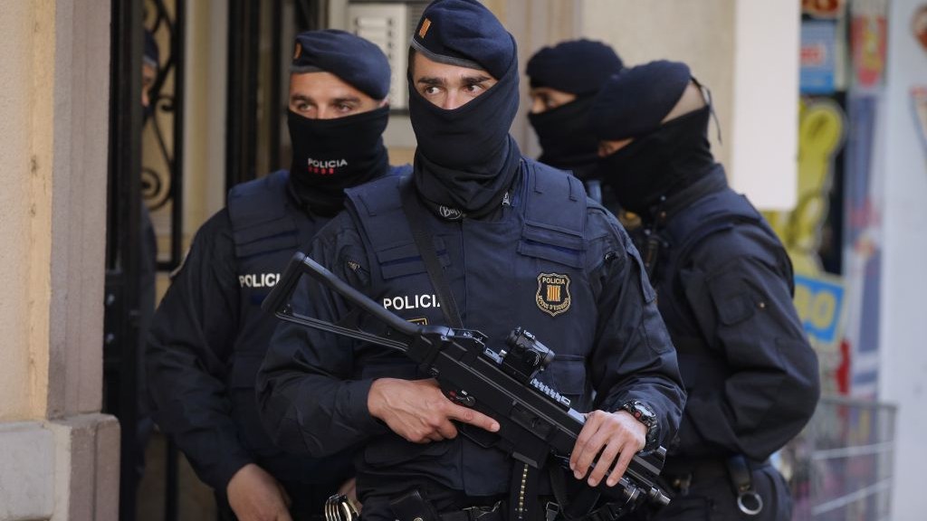Kataloniyada etiraz&ccedil;ılar 30 polisi yaraladı