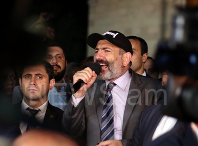 Ermənistanda siyasi vəziyyət gərginləşdi - Prezident 6 naziri istefaya göndərdi  
