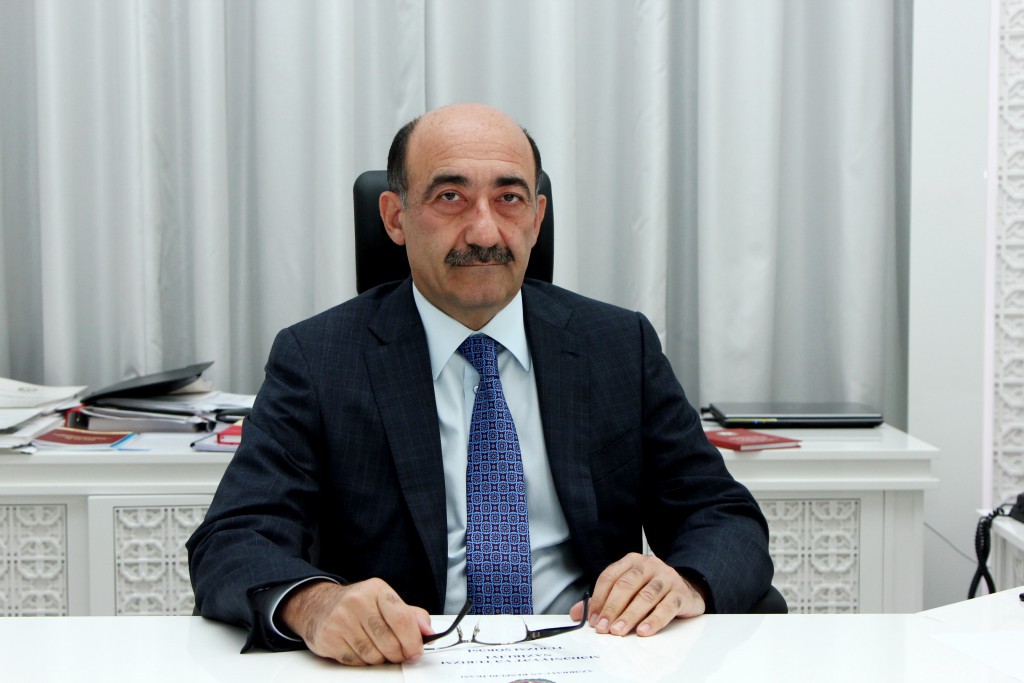 Əbülfəs Qarayev də müəllimləri təbrik etdi