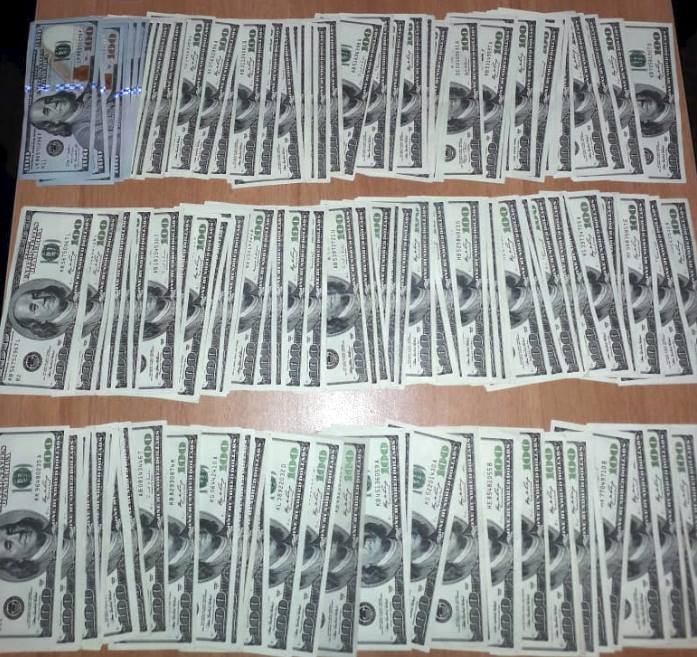 Gömrükçülər maşında gizlədilmiş 16085 dolları aşkarladı - FOTO