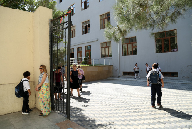 Bakıda şagird məktəbdə g&ouml;zyaşardıcı qaz buraxdı