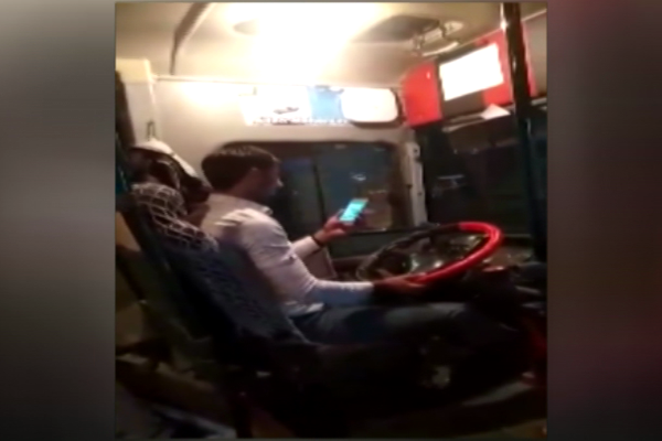 Sərnişinlərin həyatı ilə oynayan avtobus sürücüsü - VİDEO 