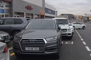 Avtobus dayanacağında avtomobillər park edilir - VİDEO