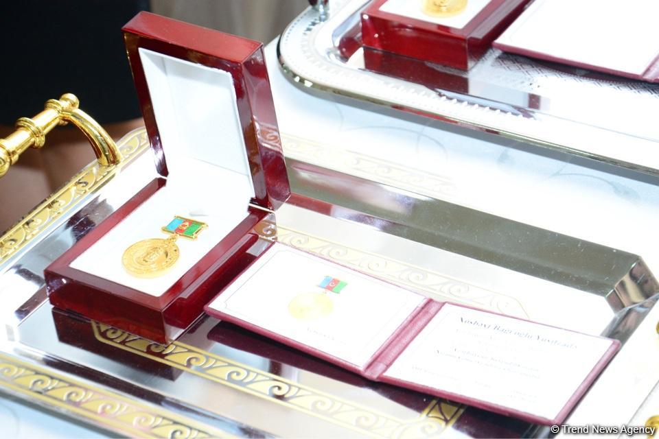 Alimlərə fəxri medallar veriləcək