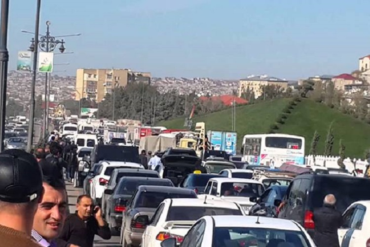 Bakının bir çox küçəsində tıxac yaranıb   