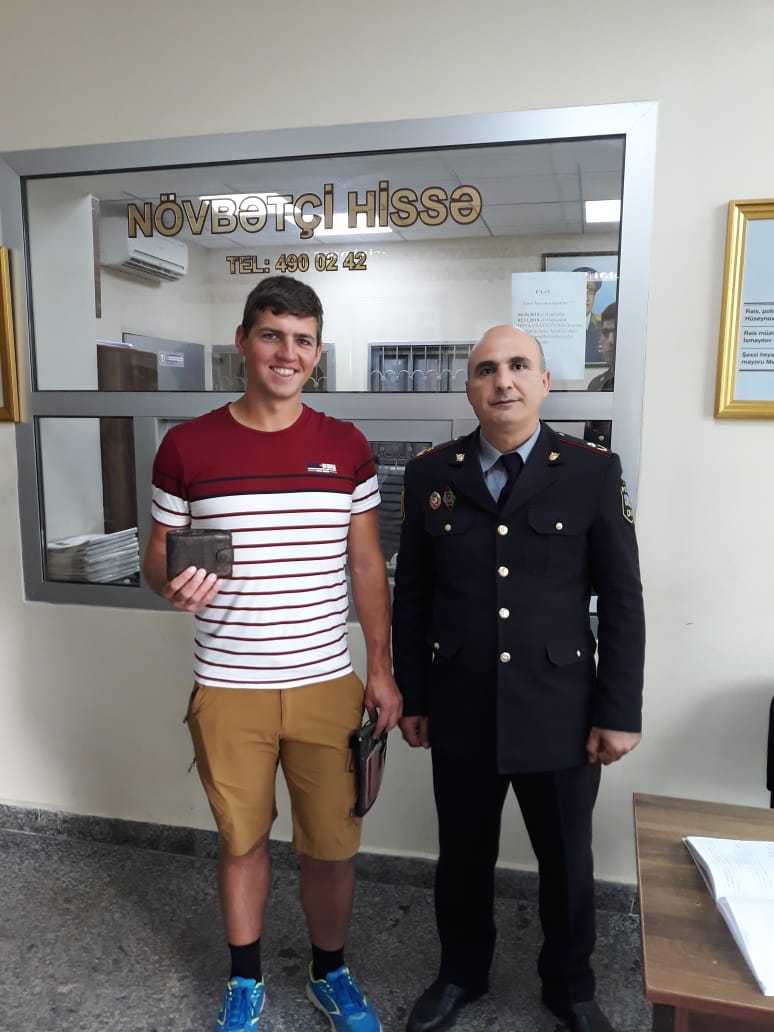 Bakıda turistin itirdiyi portmanatı polis&nbsp;taparaq sahibinə qaytardı