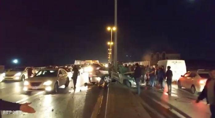 &ldquo;Mercedes&rdquo; işıq dirəyinə &ccedil;ırpıldı