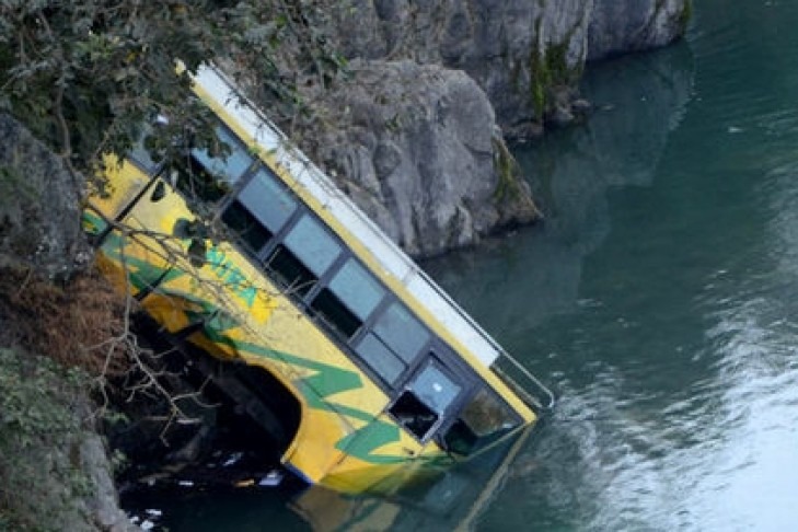 Avtobus çaya düşdü