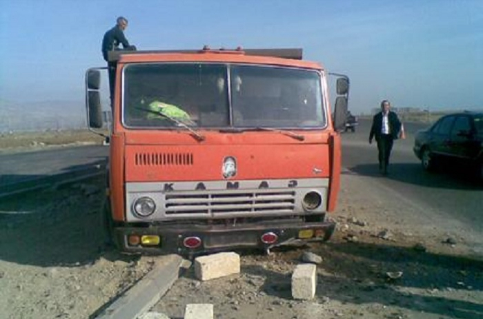 Abşeronda “Kamaz” hasara çırpıldı - Sürücü...