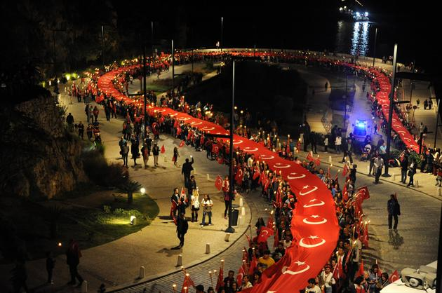 Antalyada 100 min insan küçələrə çıxdı - FOTO   