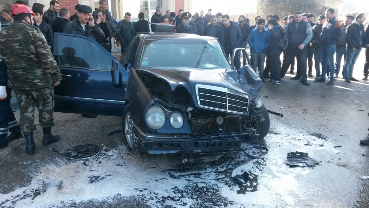 Bakıda elektrik dirəyinə çırpılan maşının sürücüsü öldü