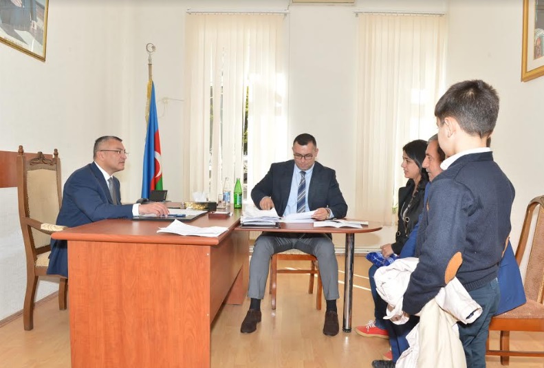 Rövşən Rzayev köçkünləri qəbul etdi