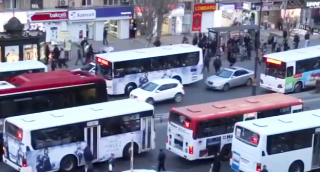 Bakıda sərnişin avtobusu evakuatorla toqquşdu: Jurnalist xəsarət aldı 