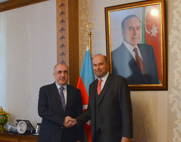 Elmar Məmmədyarov fəaliyyəti başa çatan səfirlə görüşdü
