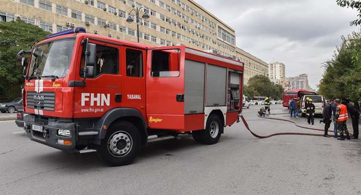 Bakıda biznes mərkəzdə yanğın baş verib