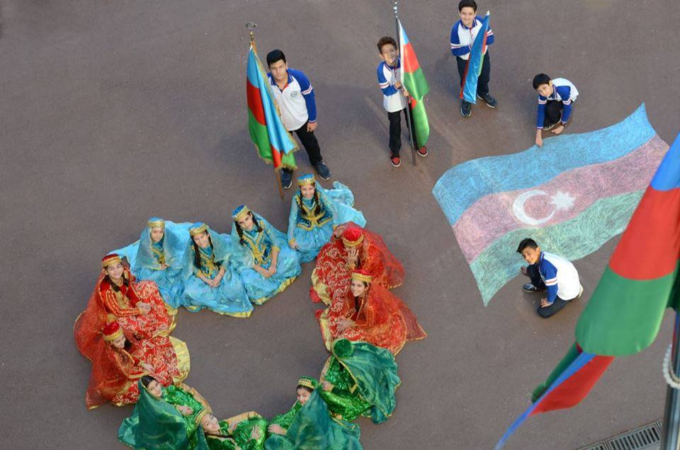 20 nömrəli məktəbdən asfalt üzərində çəkilən bayraqla bağlı AÇIQLAMA