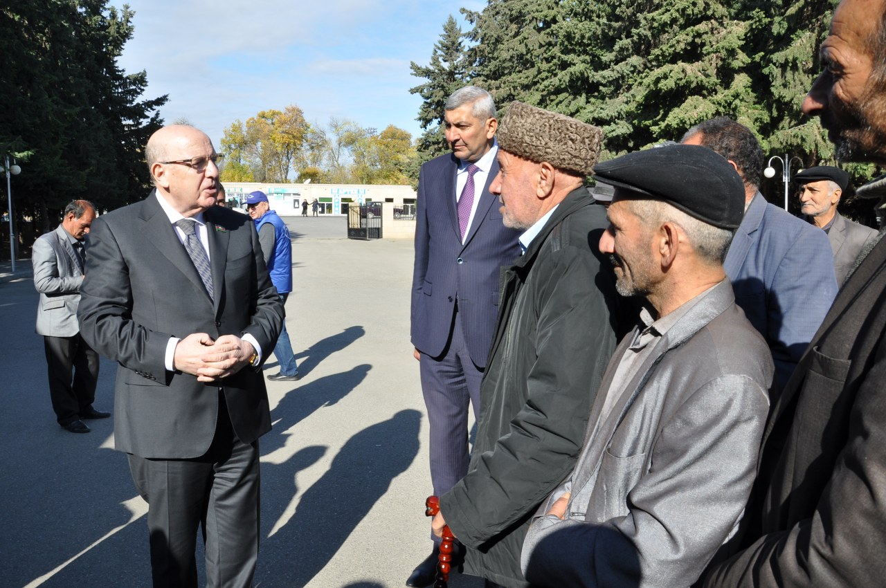 Əhliman Əmiraslanov Saatlıda seçicilərlə görüşüb
