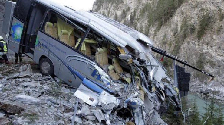 Avtobus qəzasında 15 nəfər öldü