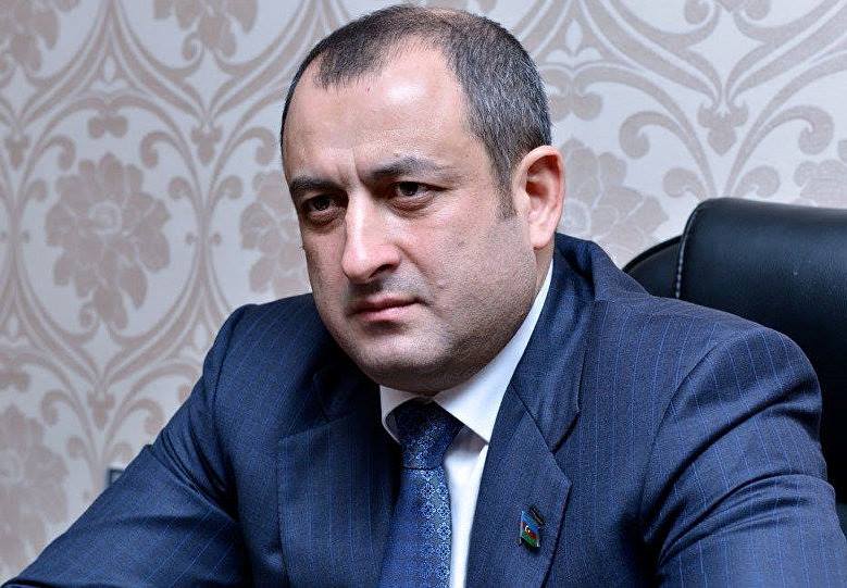 Millət vəkili Adil Əliyev üç dildə   