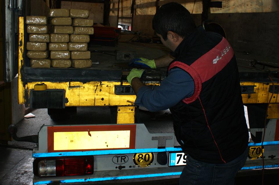 Gömrükçülər Türkiyəyə 105 kq heroin keçirmək istəyən şəxsi saxladı - FOTO