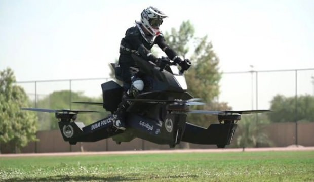 Beş metr yüksəklikdə saatda 100 kilometr sürətlə uçan motosikllər   