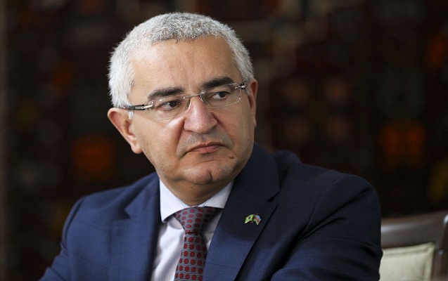 Elxan Poluxov etimadnaməsini təqdim etdi