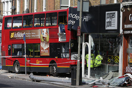 Londonda avtobus dayanacağa çırpıldı: 20 yaralı