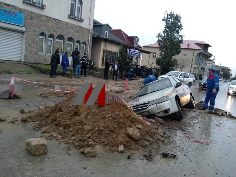 Taksi “Qaraçuxur”da çuxura düşdü - FOTO