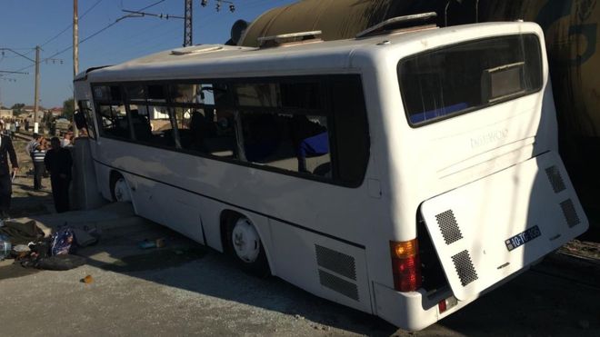 160 saylı avtobus qatarla toqquşmaqdan son anda qurtuldu- RƏSMİ - VİDEO