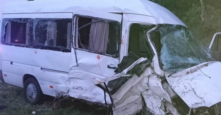 Yevlaxda mikroavtobus qəzaya uğrayıb, xəsarət alanlar var