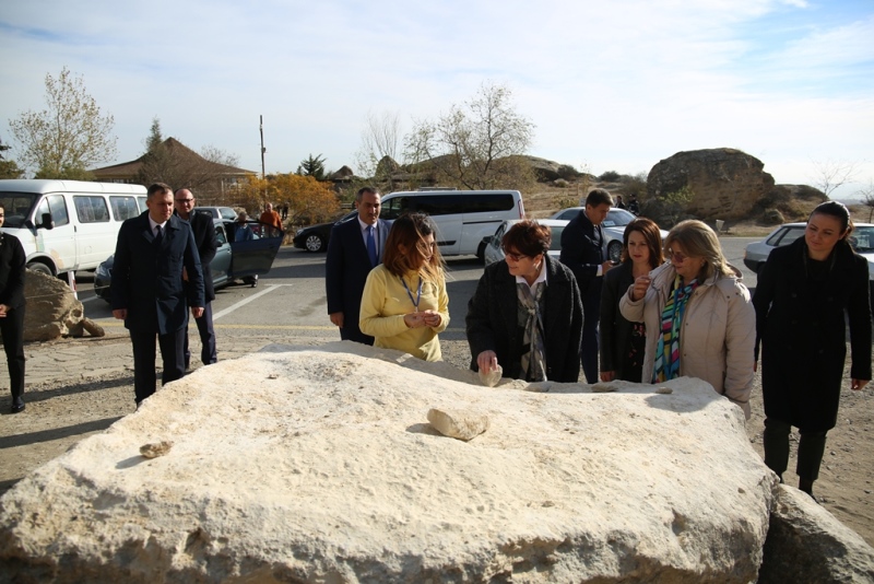 Türkiyəli komandanın xanımı Qobustan Qoruğuna getdi - FOTO