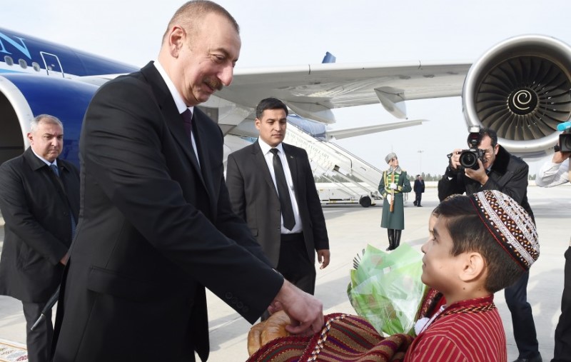 İlham Əliyev Türkmənistana getdi - FOTOLAR