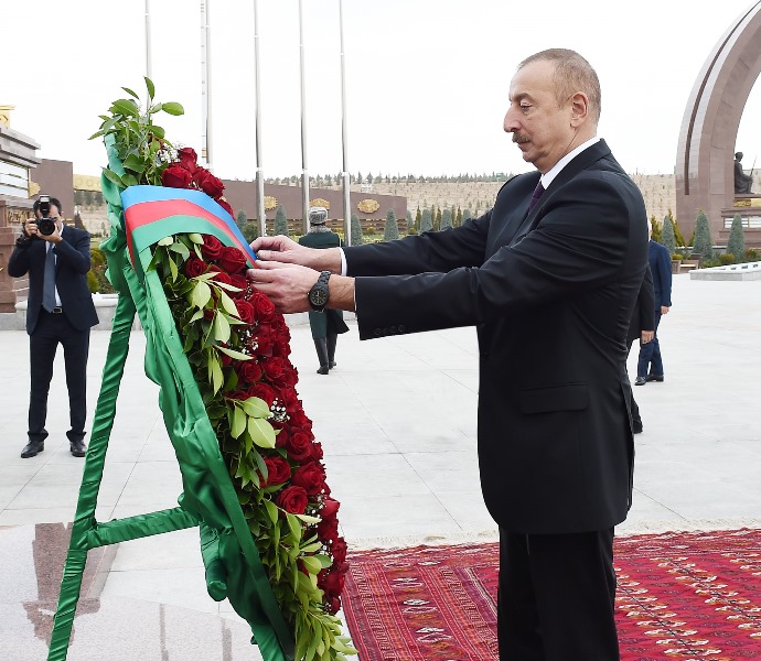 İlham Əliyev Aşqabadda memorial kompleksi ziyarət etdi - FOTOLAR