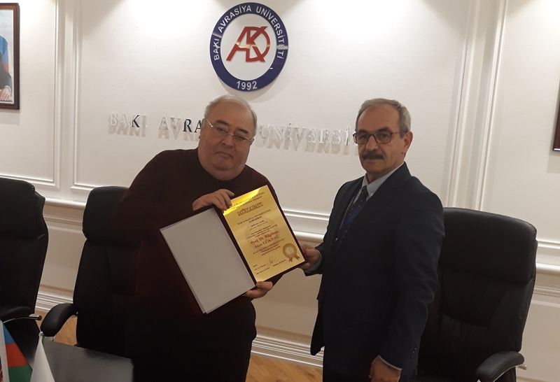 Bakıda türkiyəli alimə “Türk Dünyasına xidmət” mükafatı verildi
