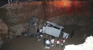 Kanala düşən avtobusda 30 nəfər öldü