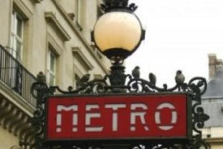 Bu uşaq 25 il metrodan pulsuz istifadə edəcək