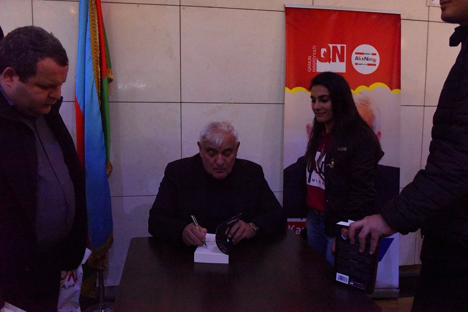 Kamal Abdullanın imza günü keçirilib