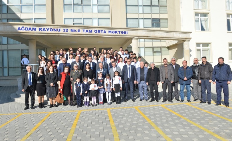Milli Qəhrəmanlar köçkün şagirdlərlə GÖRÜŞDÜ