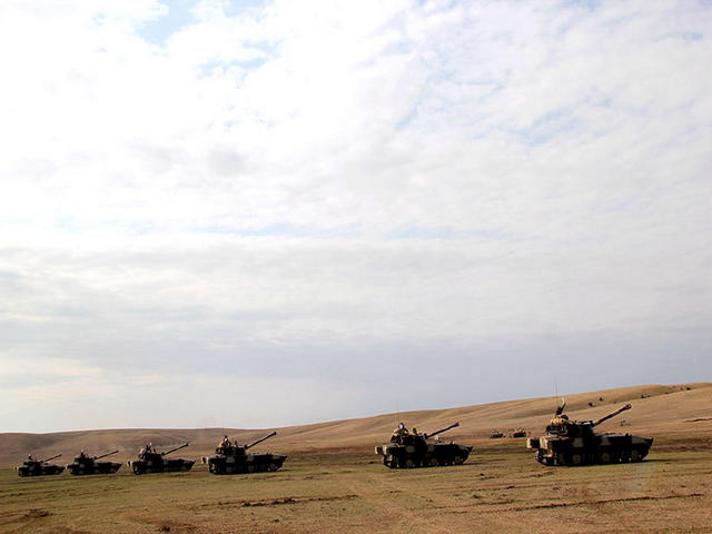 Raket və artilleriya bölmələri döyüş şəraitinə uyğun təlimlər keçirir - FOTOLAR