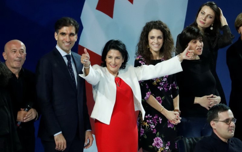 Gürcüstan ilk dəfə qadın prezident seçdi   