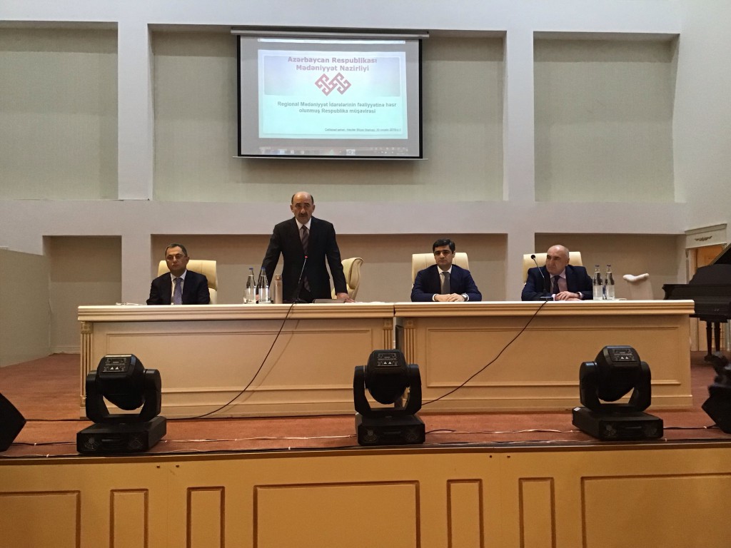 Əbülfəs Qarayev müşavirə keçirdi