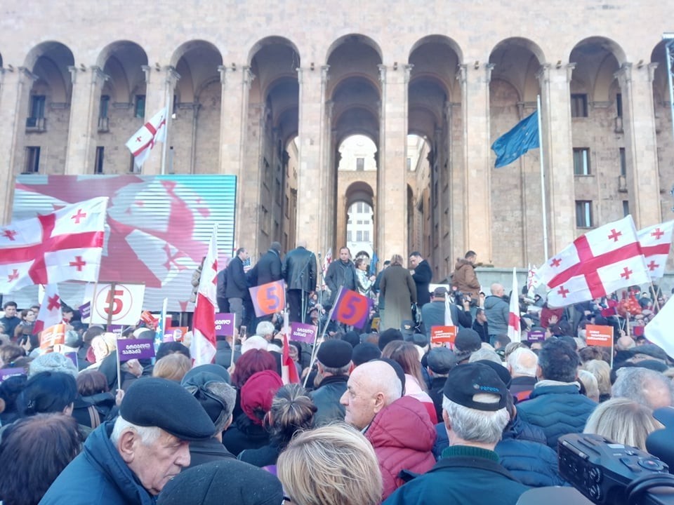 Gürcüstanda növbədənkənar parlament seçkiləri tələbi ilə aksiya keçirilir